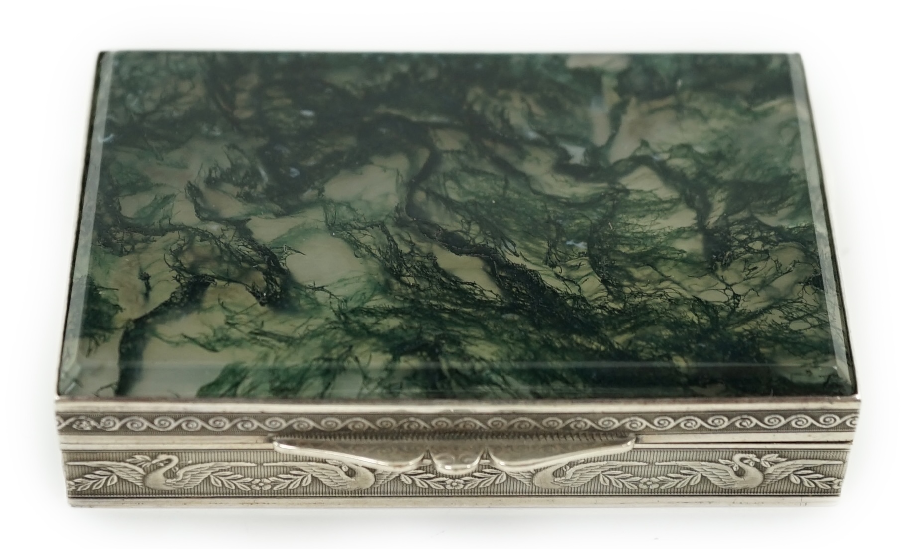 A late 19th/early 20th century Swiss? 935 standard silver snuff box, with moss agate inset cover